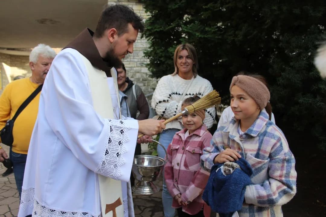 U franciszkanów w Jarocinie z okazji odpustu błogosławiono zwierzęta. Był nawet jeż [ZDJĘCIA]
