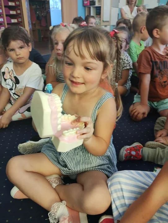 Dzieci z przedszkola w Mieszkowie spotkały się z dentystą — zdjęcie 3 z 15