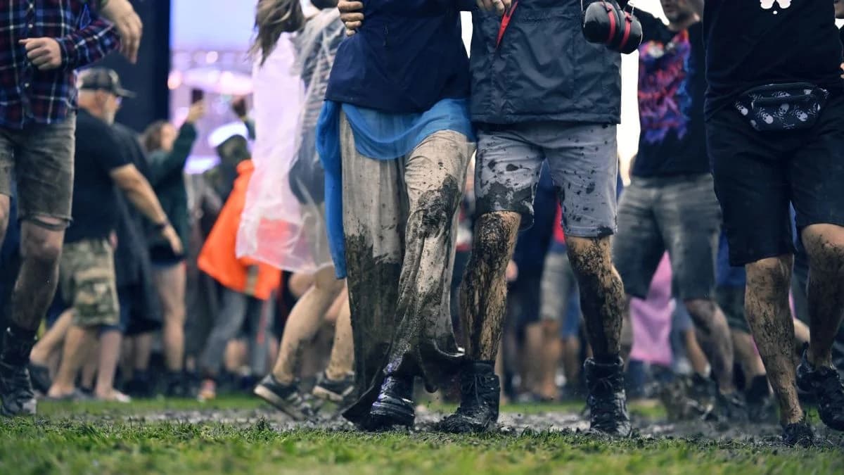 Tak bawiliście w błocie i deszczu podczas pierwszego dnia Jarocin Festiwal 2026