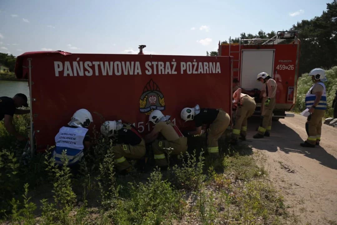 Strażacy prowadzili działania na terenie żwirowni w gminie Żerków