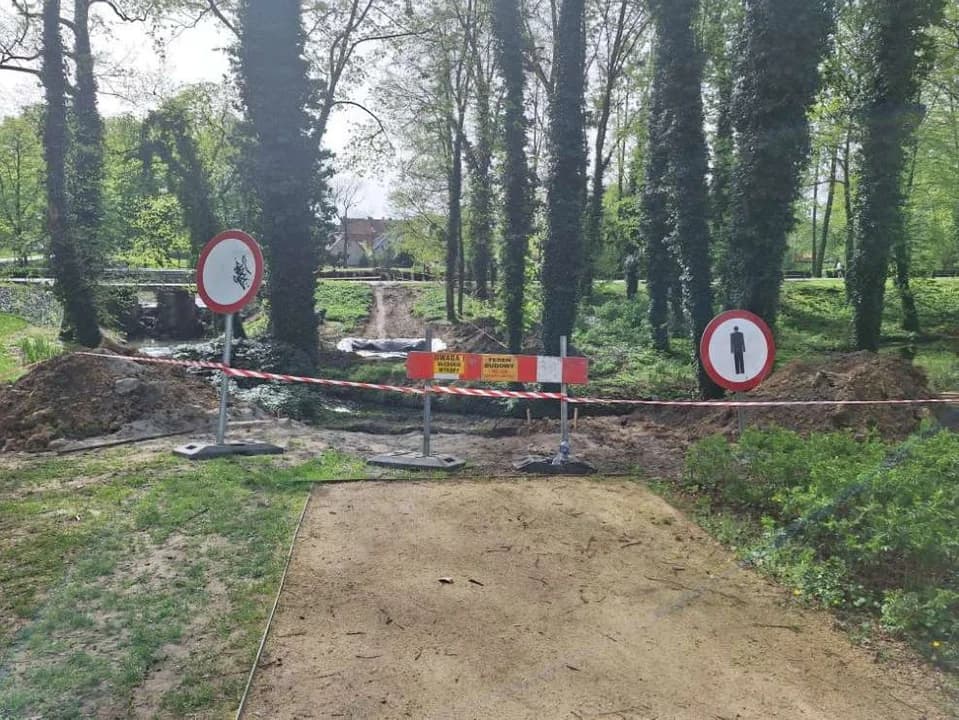 Trwa budowa kładek w parku Radolińskich w Jarocinie — zdjęcie 5 z 8