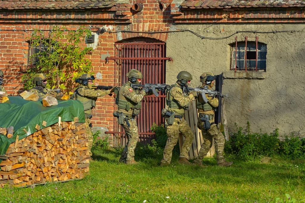 Katastrofa samolotu, uzbrojeni przestępcy i działania antyterrorystów - duże ćwiczenia policji i służb ratowniczych [ZDJĘCIA I FILM]