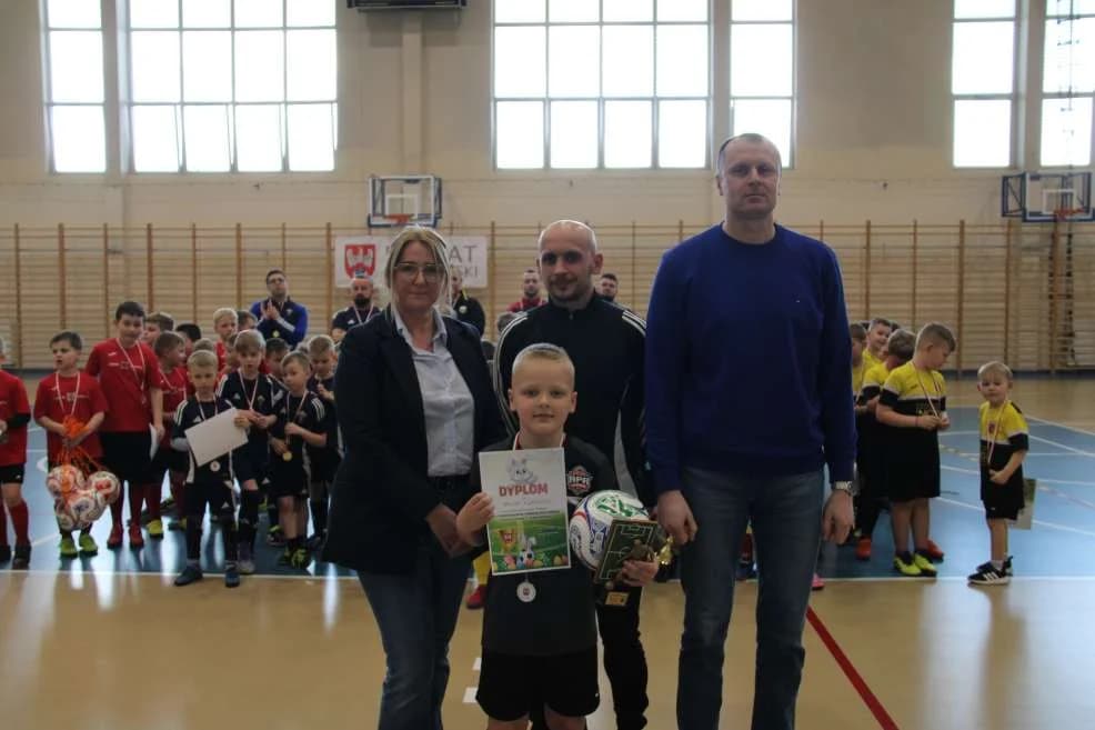 Mają po kilka, kilkanaście lat, a kopią piłkę jak zawodowcy. Turniej halówki wyłonił zdobywcę pucharu starosty [ZDJĘCIA] — zdjęcie 4 z 61
