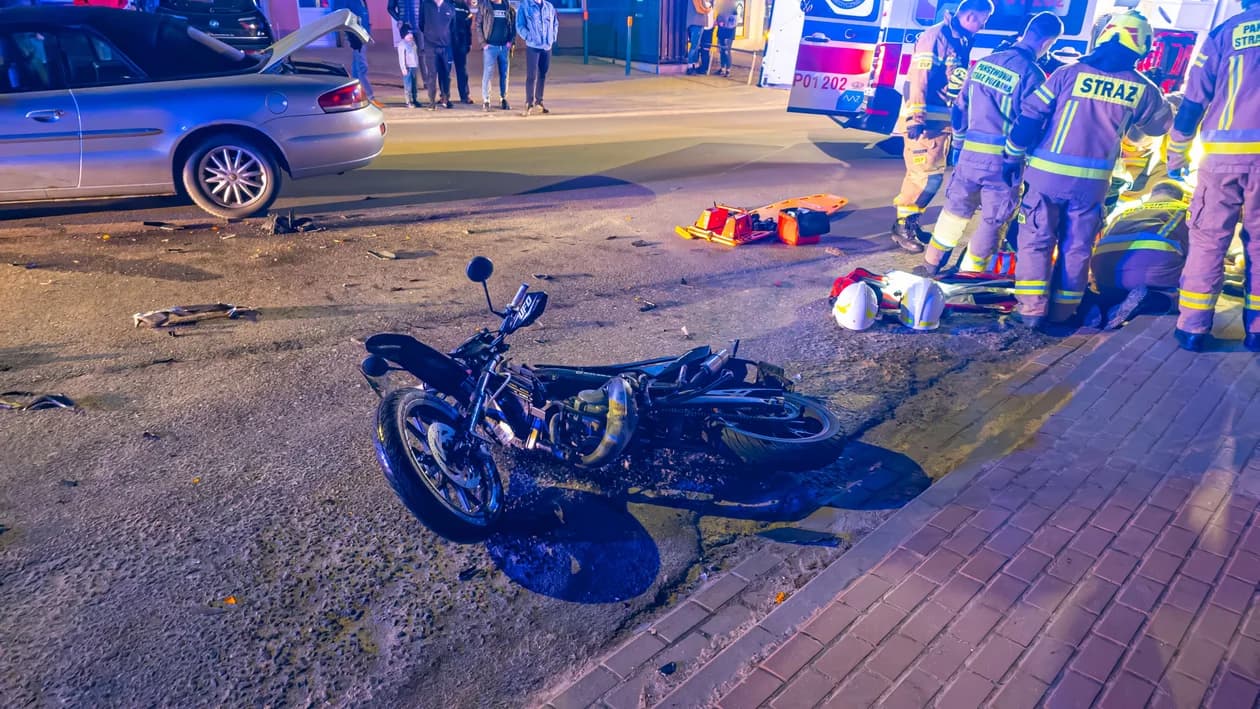 Zderzenie motocykla z osobówką w Kotlinie. 17-latek trafił do szpitala — zdjęcie 5 z 11