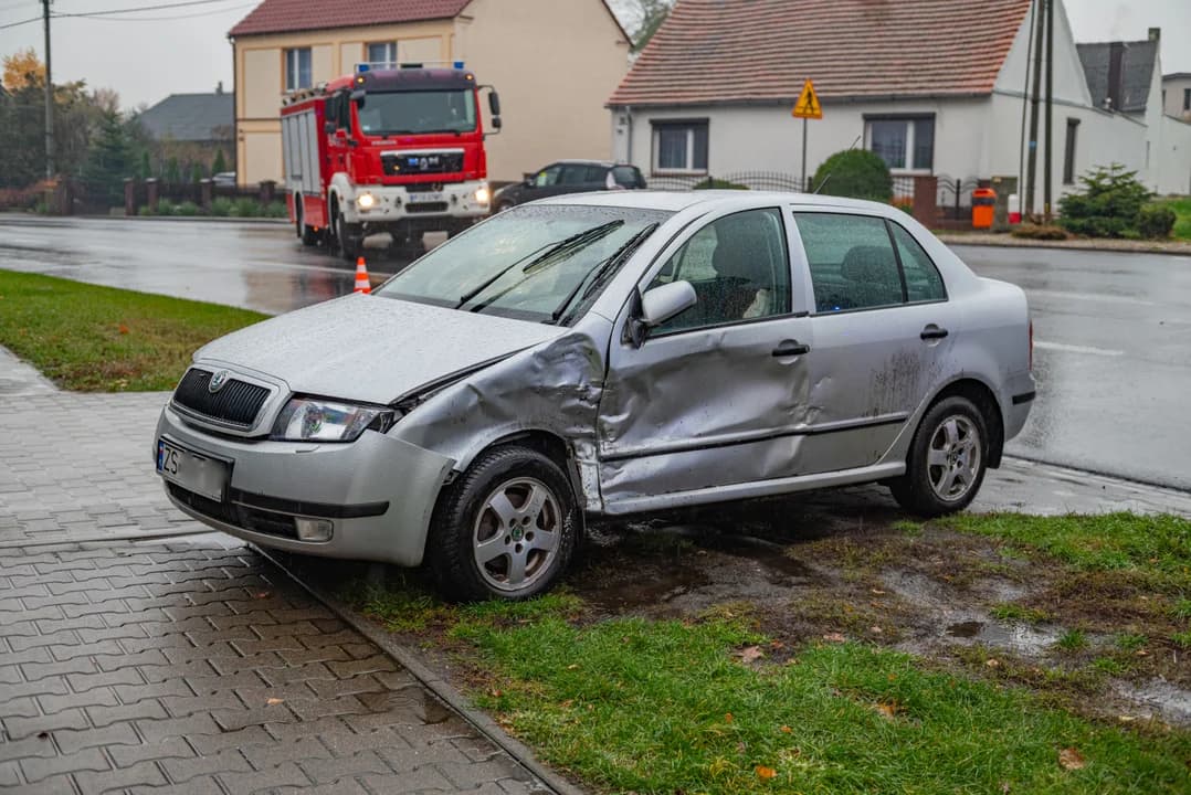 Wypadek na DK11 w Kotlinie. Dwie osoby trafiły do szpitala. Są utrudnienia w ruchu — zdjęcie 5 z 17
