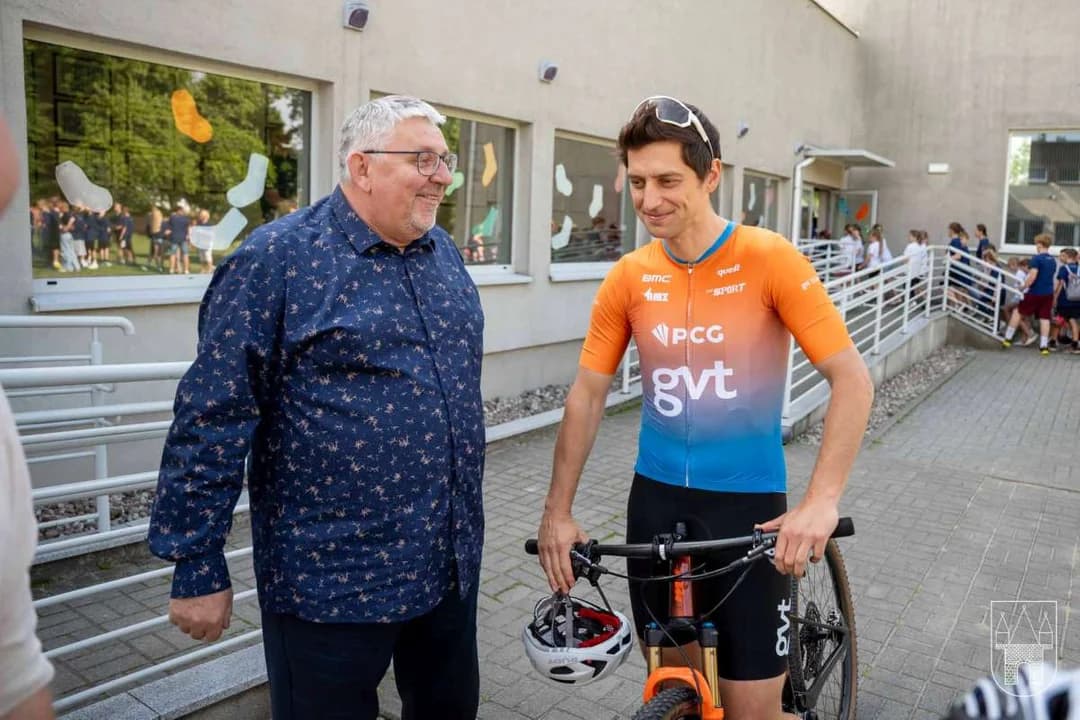 Na zdjęciu dyrektor szkoływ Witaszycach Jarosław Łukasiewicz i znany jarociński kolarz Maciej Paterski.