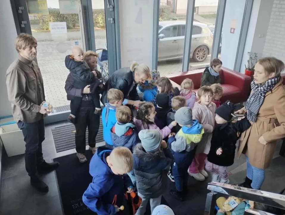 Przedszkolaki z jarocińskiego Marcinka z rogalami w redakcji Gazety Jarocińskiej — zdjęcie 4 z 10