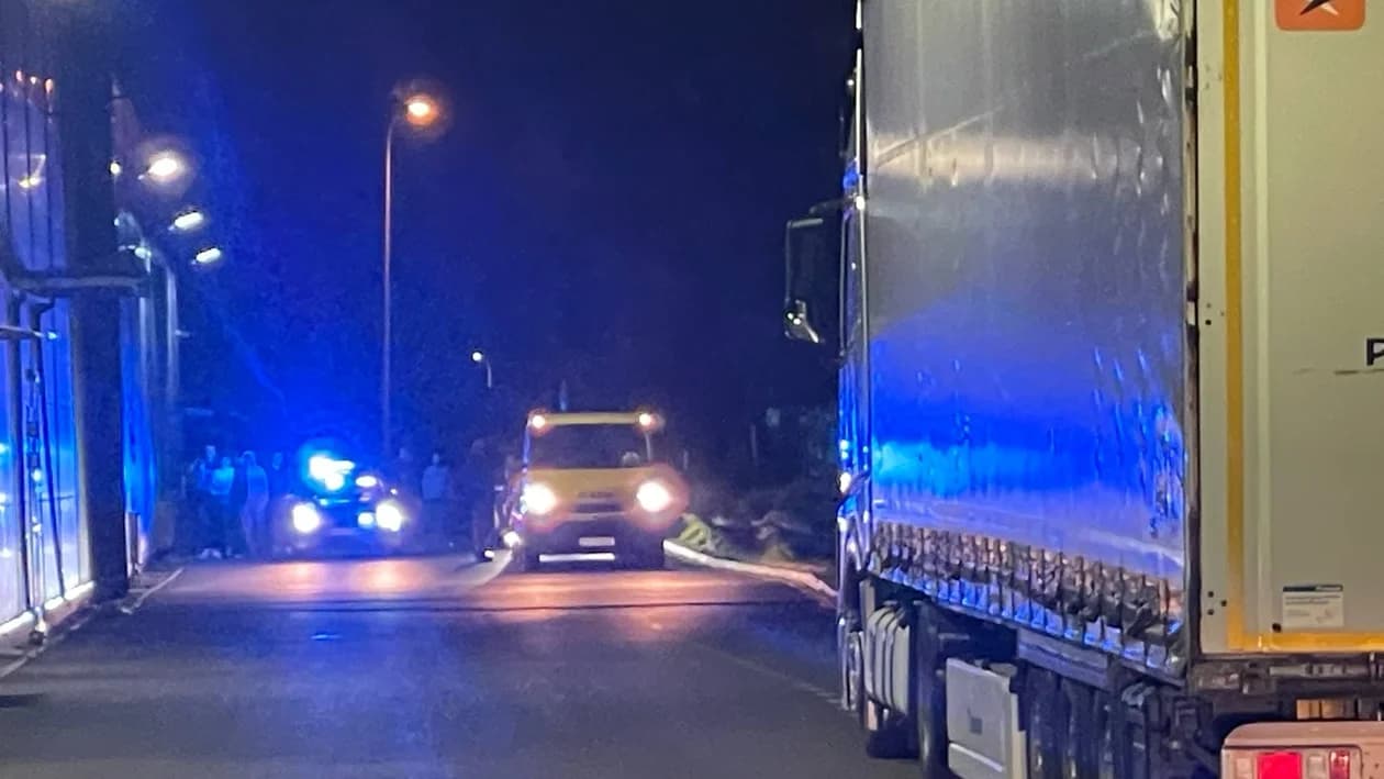Co się dzieje na parkingu galerii handlowej w Jarocinie? — zdjęcie 1 z 3