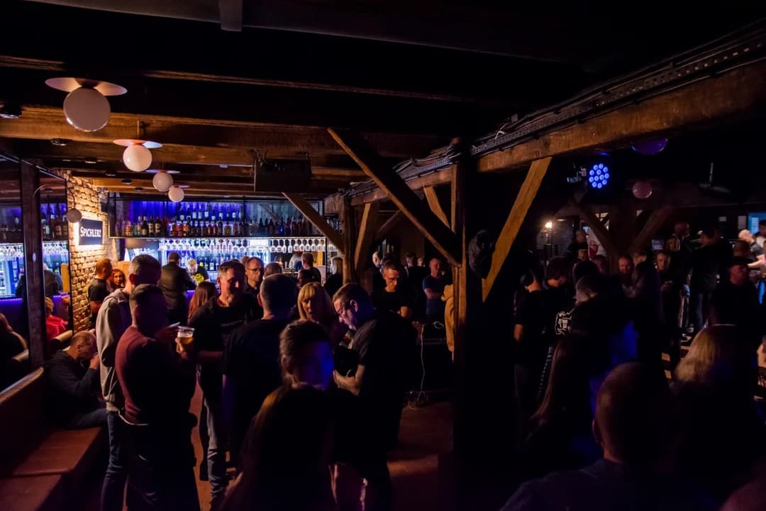 Sztywny Pal Azji zagrał w Jarocińskim Spichlerzu Polskiego Rocka. Muzycy przekazali niezwykły prezent