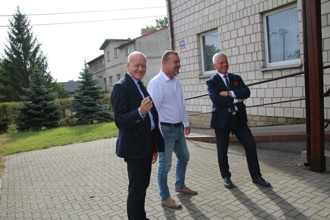 Wicemarszałek Grabowski przywiózł pieniądze na modernizację świetlicy w Radlinie