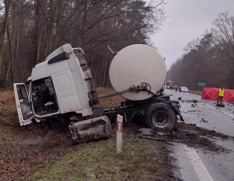 Ciągnik siodłowy wraz z cysterną wjechał do rowu