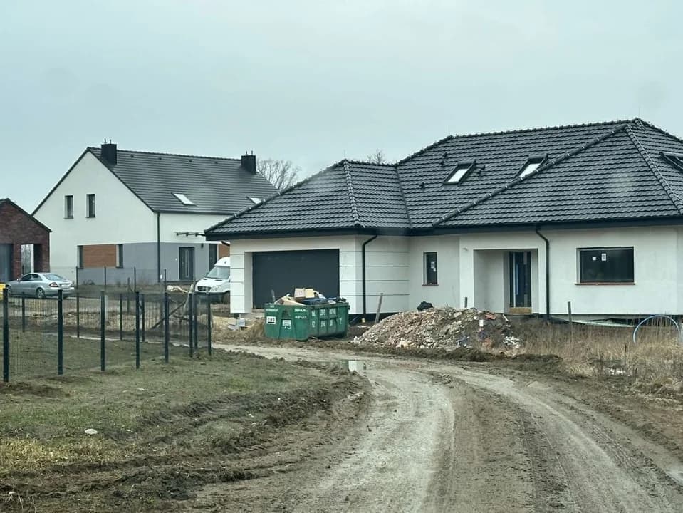 Zniszczona droga na osiedlu Ogrody w Jarocinie — zdjęcie 6 z 7