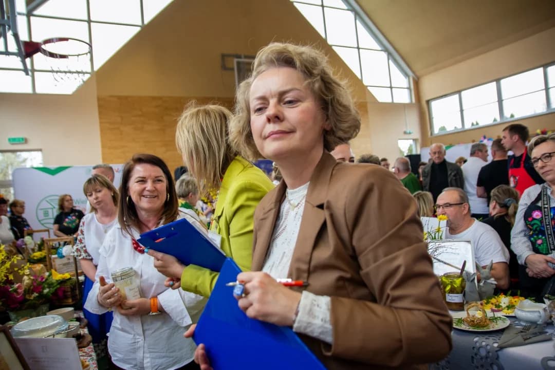 Wielkie tarcie chrzanu w Chrzanie. Przy tarkach stanęło blisko 100 KGW z całej Wielkopolski  [ZDJĘCIA, AKTUALIZACJA]