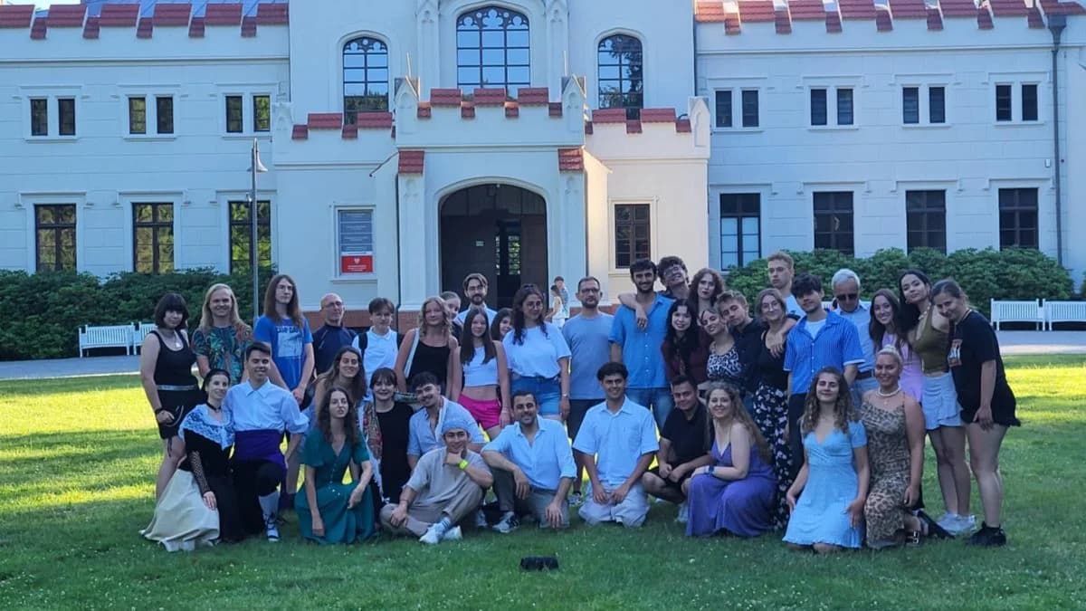 Grupowe zdjęcie Erasmusów wraz widzami