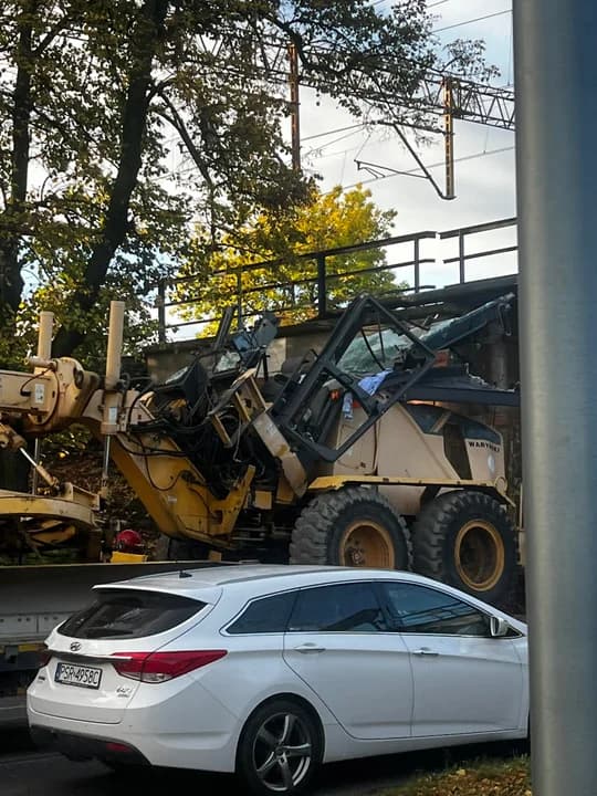 Ciężarówka ze sprzętem budowlanym utknęła pod wiaduktem w Jarocinie [ZDJĘCIA] — zdjęcie 4 z 5