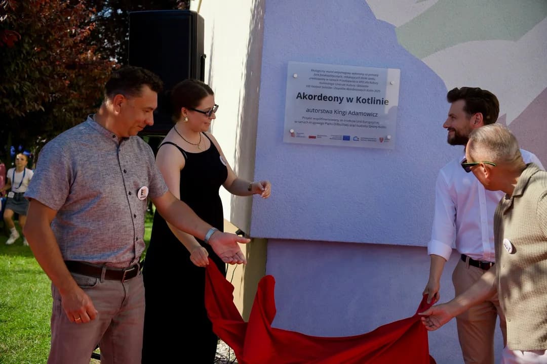 Kotlińskie Centrum Kultury i Biblioteka zorganizowały wydarzenie podsumowujące rok artystyczny - plenerowy piknik rodzinny „Z Kulturą Razem”. Podczas pikniku dokonano oficjalnego odsłonięcia tablicy upamiętniającej ekologiczny mural antysmogowy „Akordeony w Kotlinie”.