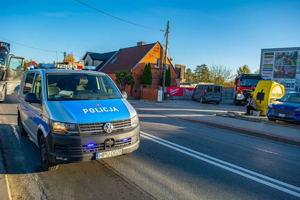 Poranny pośpiech na Wrocławskiej. Tir uderzył w auto dostawcze. Jedna osoba trafiła do szpitala. — zdjęcie 5 z 13
