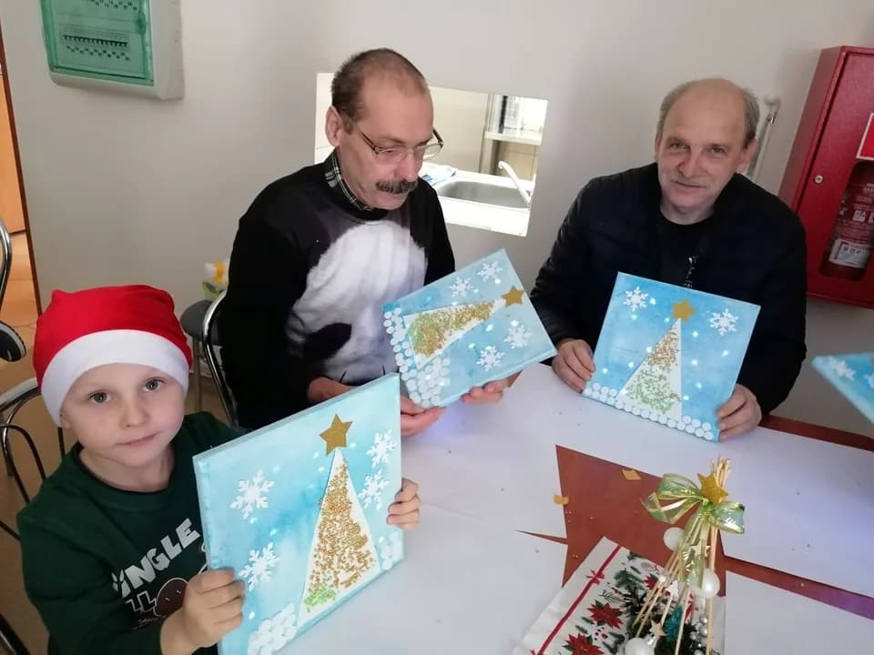Przedszkolaki wzruszyły seniorów. Świąteczne warsztaty przy ul. Zacisznej w Jarocinie [ZDJĘCIA]
