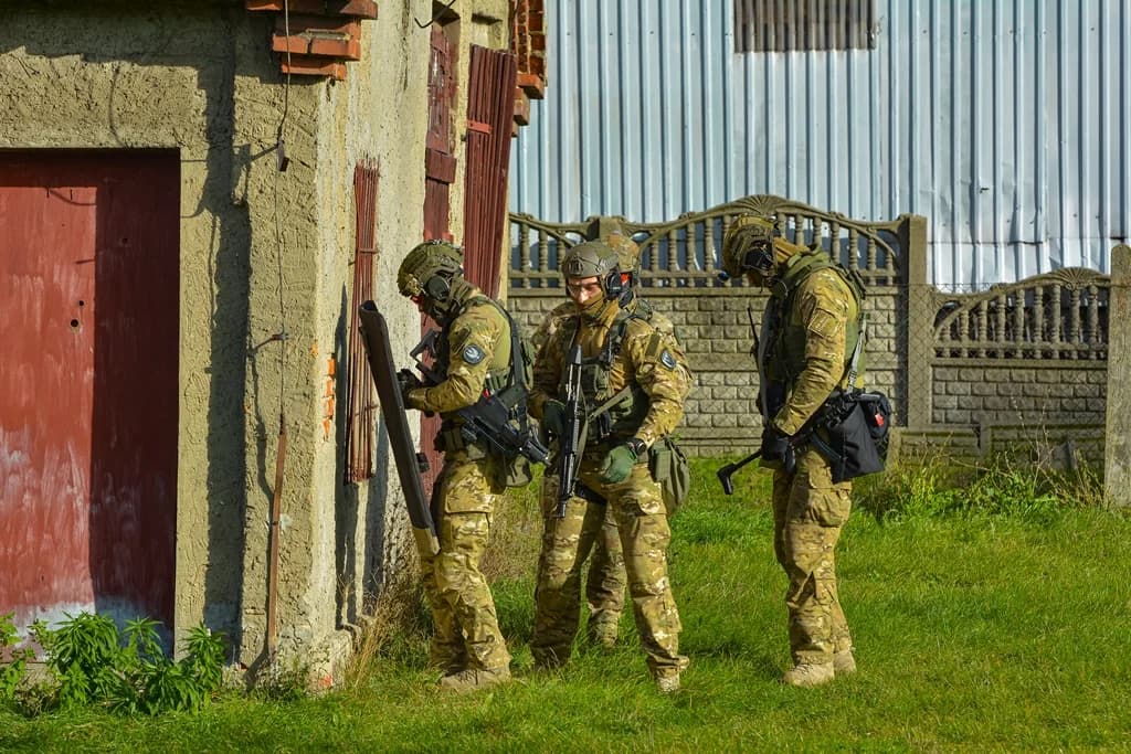 Katastrofa samolotu, uzbrojeni przestępcy i działania antyterrorystów - duże ćwiczenia policji i służb ratowniczych [ZDJĘCIA I FILM]