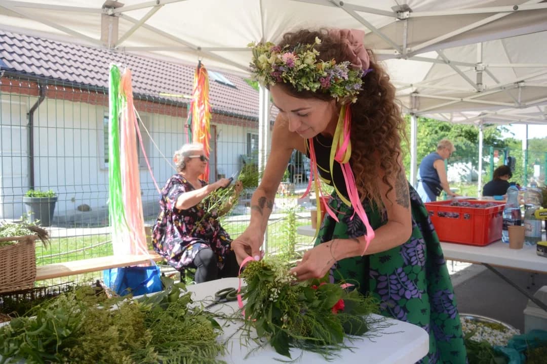 Najpierw wyplatano wianki, a poźniej puszczano je na Lutyni. Noc Świętojańska w Wilkowyi [ZDJĘCIA] — zdjęcie 5 z 118