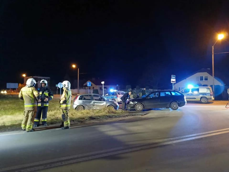 Zderzenie dwóch aut osobowych w Żółkowie w gminie Żerków — zdjęcie 4 z 5