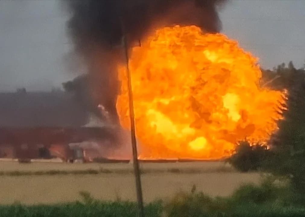 Wybuchy i ogromny pożar w Laskach (pow. Jarociński). Świadkowie nagrali wstrząsające WIDEO. Co ustaliła policja?
