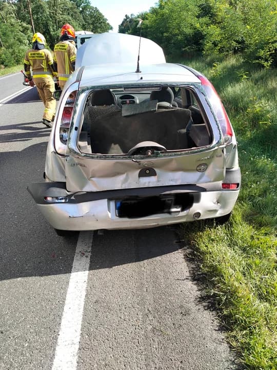 Ciężarówka uderzyła w tył opla corsy