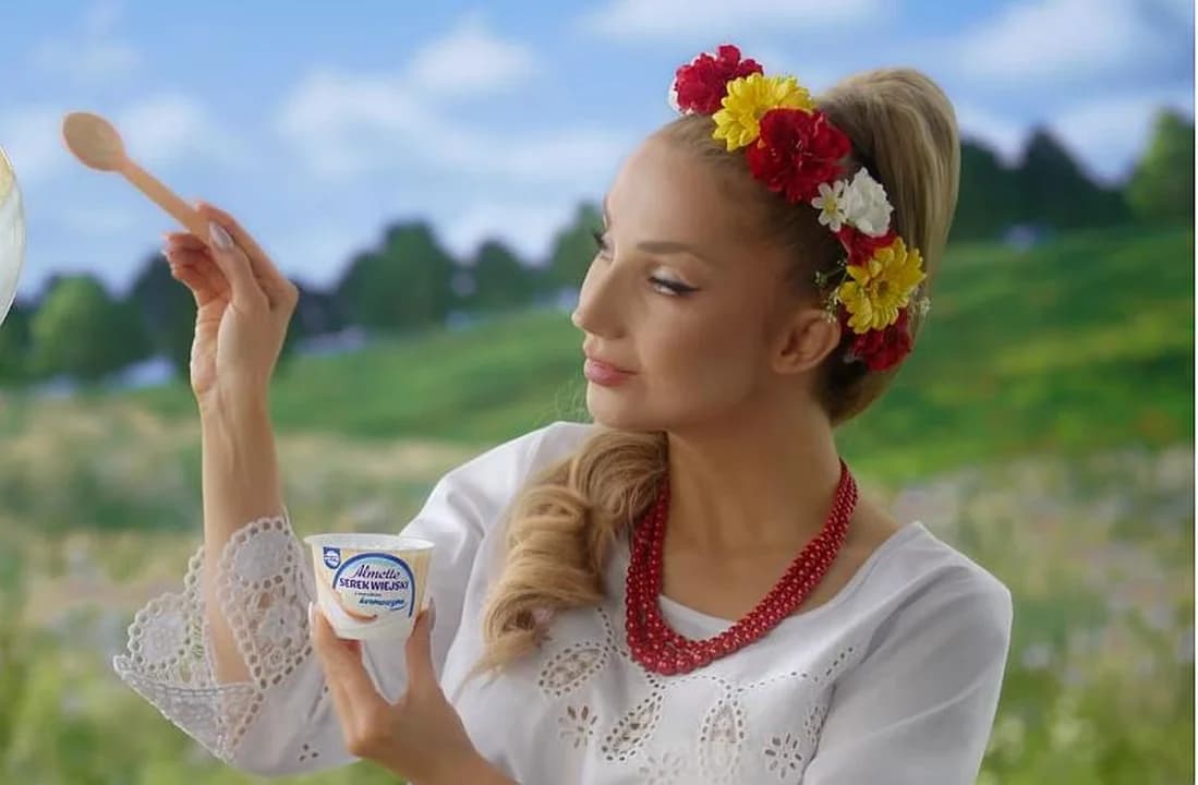 Cleo reklamuje serek w bluzce z golińską snutką [ZDJĘCIA, WIDEO]
