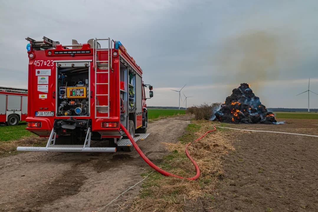 Pożar stogu słomy. Strażacy w akcji — zdjęcie 6 z 32