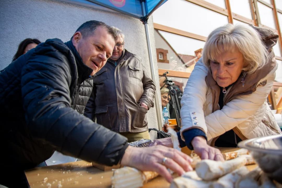 Wielkie tarcie chrzanu w Chrzanie. Przy tarkach stanęło blisko 100 KGW z całej Wielkopolski  [ZDJĘCIA, AKTUALIZACJA]