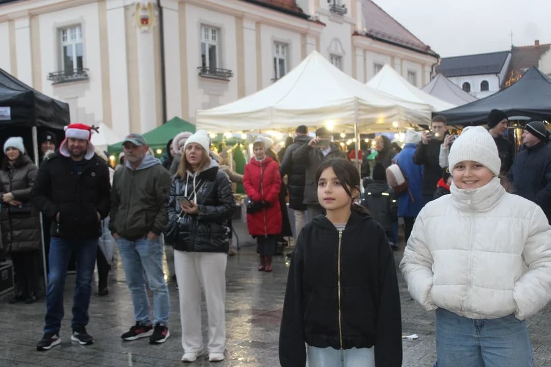 Pogoda nie sprzyjała jarmarkowi w Jarocinie. Padało i wiało, więc św. Mikołaj przyjechał na hulajnodze [ZDJĘCIA] — zdjęcie 2 z 150