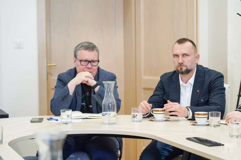"Mamy świadomość naszych walorów i potencjałów turystycznych, braków i barier rozwojowych" - stwierdza Robert Kaźmierczak, sekretarz gminy Jarocin (po lewej) — zdjęcie 4 z 10