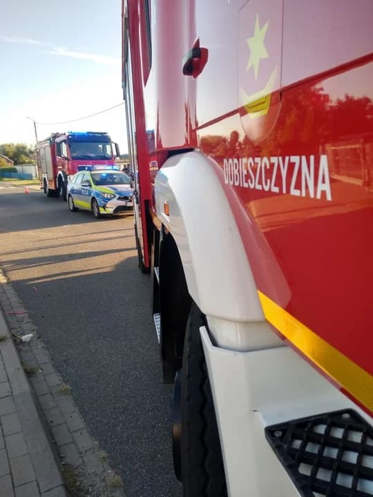 Audi dachowało, trzy osoby w szpitalu. Groźne zdarzenie w Sierszewie — zdjęcie 3 z 4