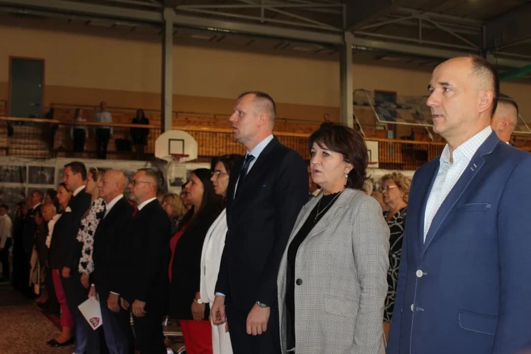 Wielu z zaproszonych gości to absolwenci liceum, co podkreślali w swoich przemówieniach — zdjęcie 6 z 102
