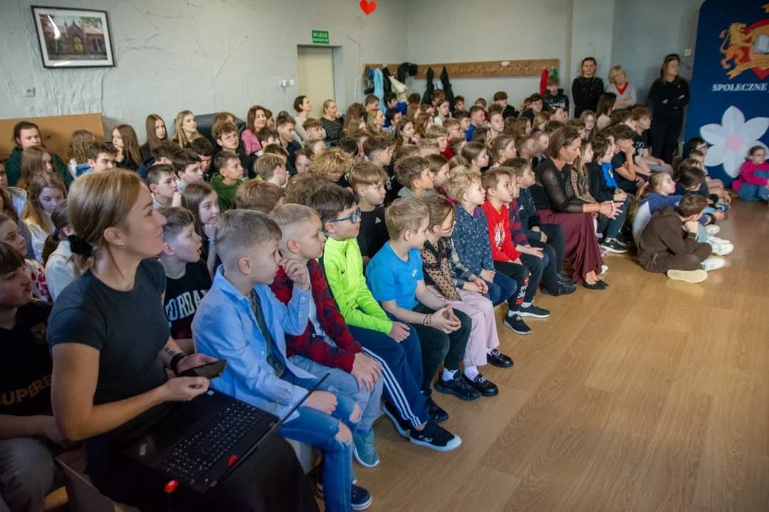 Uczniowie Zespołu Szkół Społecznych świętowali Dzień Kobiet — zdjęcie 3 z 21