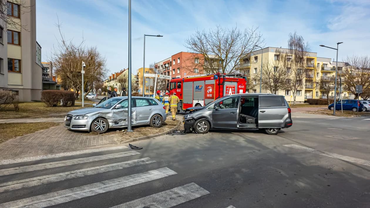 Na skrzyżowaniu ulic Węglowej i Tadeusza Kościuszki w Jarocinie doszło do zderzenia dwóch samochodów osobowych — zdjęcie 1 z 6