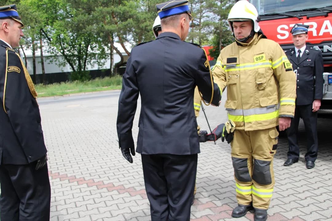 Uroczyste przekazanie samochodu dla OSP Ludwinów i narzędzi hydraulicznych dla OSP Jarocin — zdjęcie 4 z 16