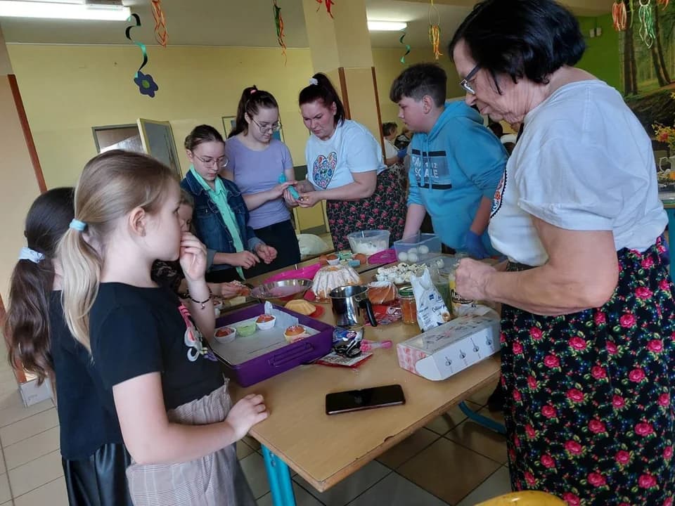 Panie z KGW przekazywały tradycję uczniom szkoły w Woli Książęcej