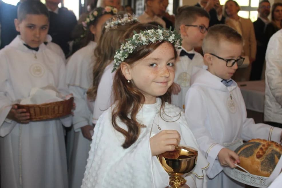 121 dzieci przyjęło dzisiaj Pierwszą Komunię Świętą w parafii św. Antoniego Padewskiego w Jarocinie  [ZDJĘCIA]