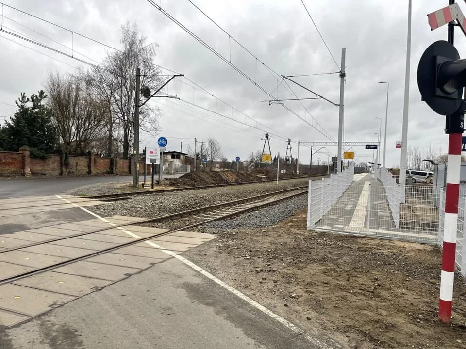 Kierowcy skarżą się na ograniczoną widoczność na przejeździe kolejowym w Radlinie — zdjęcie 3 z 9