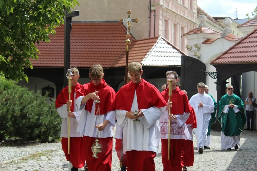 Pożegnanie kapłanów w parafii św. Marcina w Jarocinie — zdjęcie 3 z 64