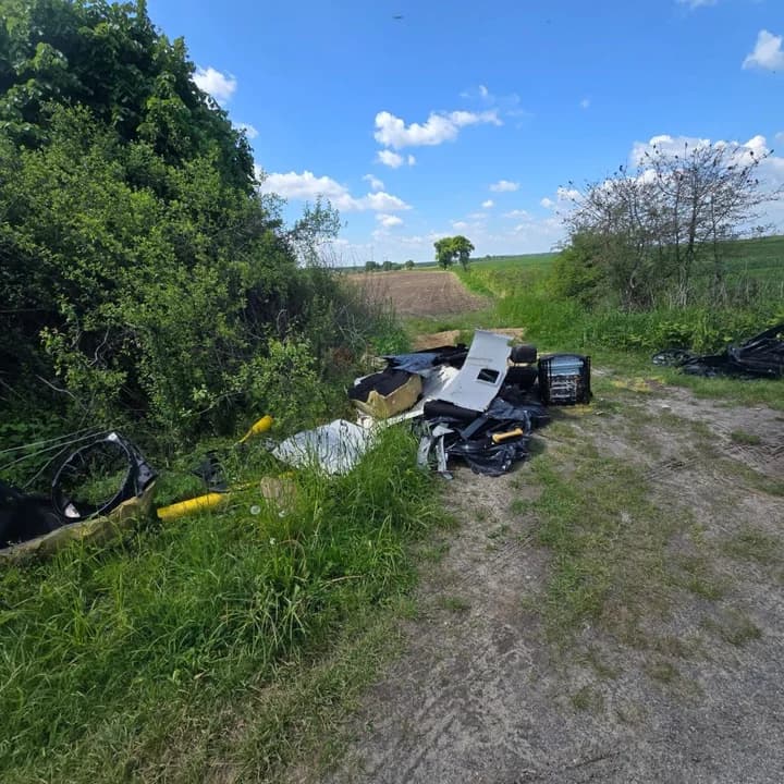 Ktoś wyrzucił akcesoria od BMW w Roszkowie. Sprawą już zajmuje się policja