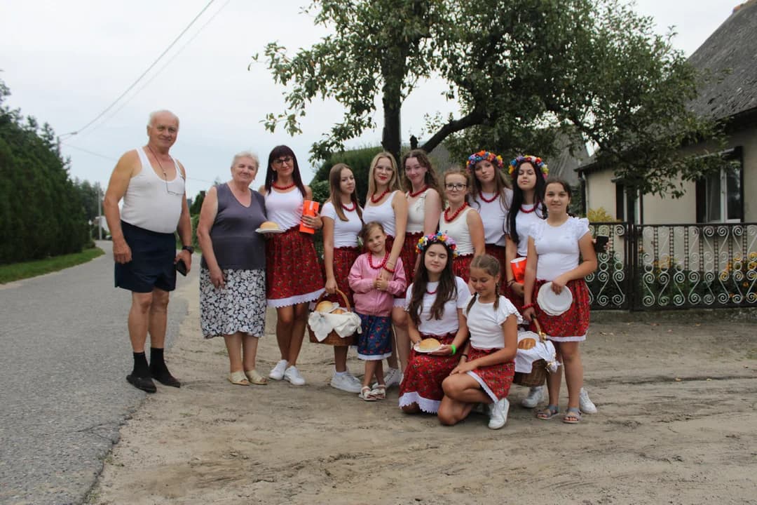 W czasie dożynek w Magnuszewicach zatańczyli też poloneza [ZDJĘCIA] — zdjęcie 2 z 33