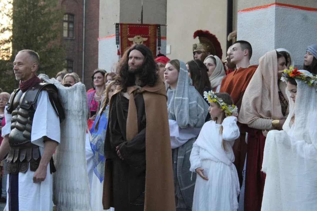 Wielkie Misterium Męki Pańskiej w Jarocinie. W największej świątyni diecezji kaliskiej [ZDJĘCIA] — zdjęcie 2 z 272