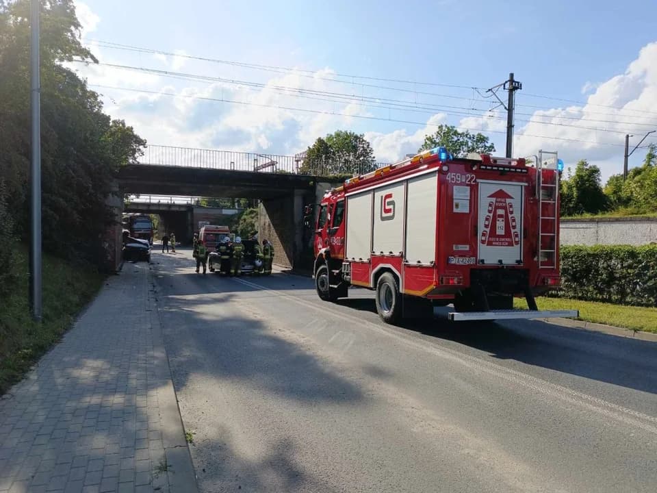Zderzenie dwóch samochodów przy wiaduktach na al. Niepodległości w Jarocinie [ZDJĘCIA] — zdjęcie 6 z 13