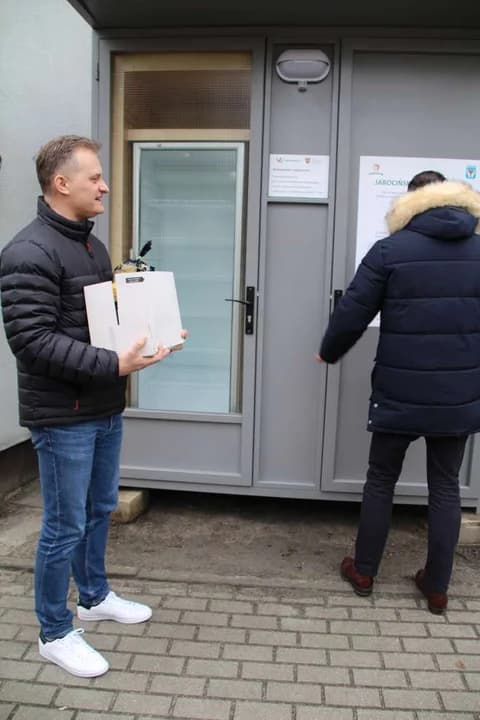 Jarocińska jadłodzielnia, czyli lodówka społeczna została oddana do użytku.Kto i na jakich zasadach może z niej korzystać?