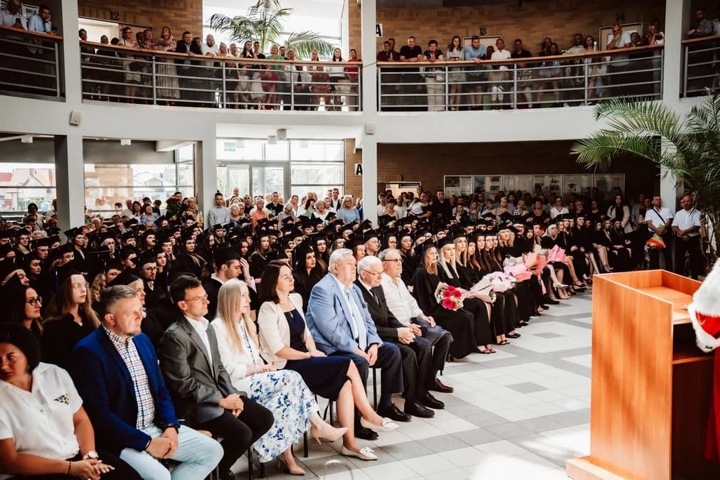 Ponad 500 studentów Wielkopolskiej Akademii Społeczno-Ekonomicznej ukończyło studia — zdjęcie 2 z 2