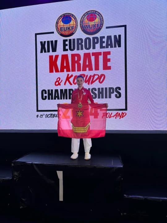 Martyna z flagą gminy Żerków
