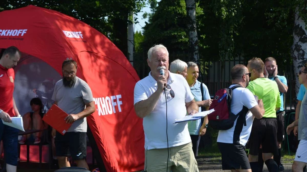 Piłkarskie święto mieli kibice w sobotę w Jarocinie. Od rana mogli oglądać zmagania dzieci o Puchar Starosty. Z kolei popołudniu byli świadkami meczu legend reprezentacji Polski i Lecha Poznań