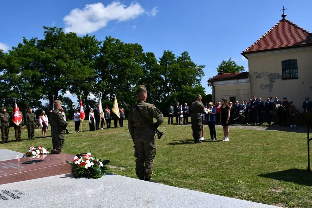 W Lgowie modlili się przy odnowionej kwaterze grobowej rodziny Gorzeńskich i Skarżyńskich — zdjęcie 5 z 20